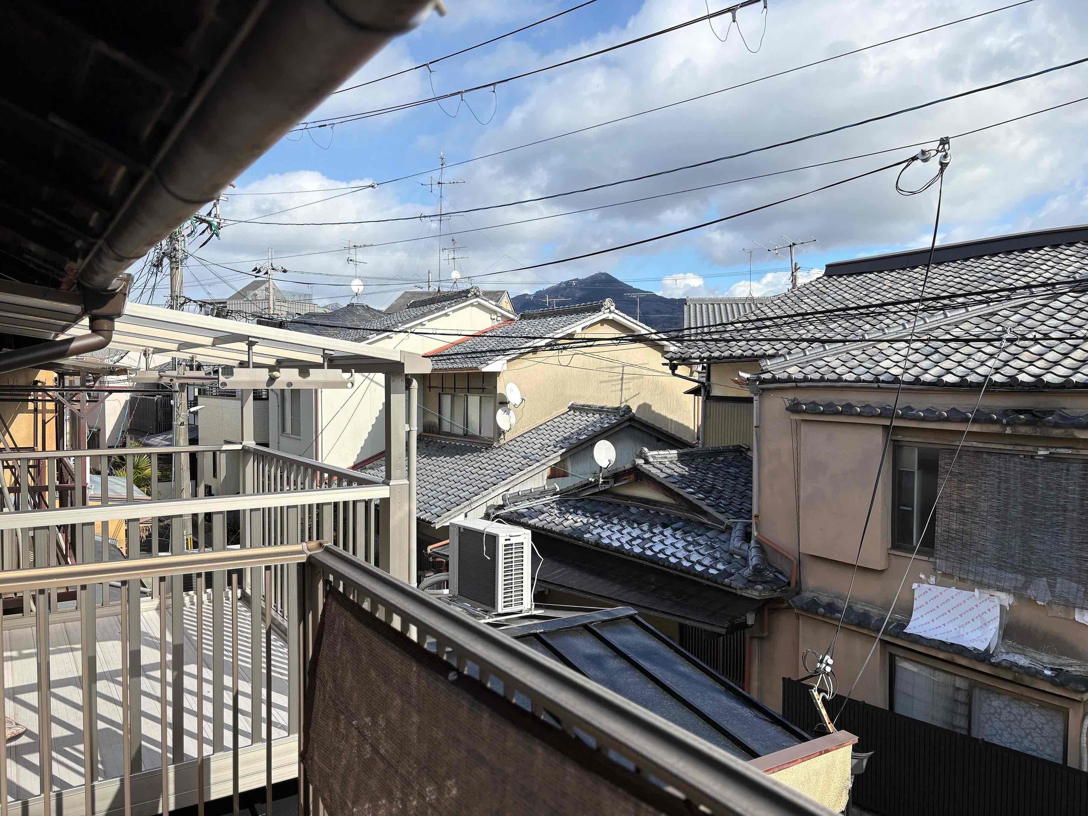 京都市左京区下鴨東半木町74番地3の賃貸物件/周辺には住宅が建ち並びますが比叡山がひょっこり見えます