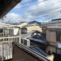 京都市左京区下鴨東半木町74番地3の賃貸物件/周辺には住宅が建ち並びますが比叡山がひょっこり見えます
