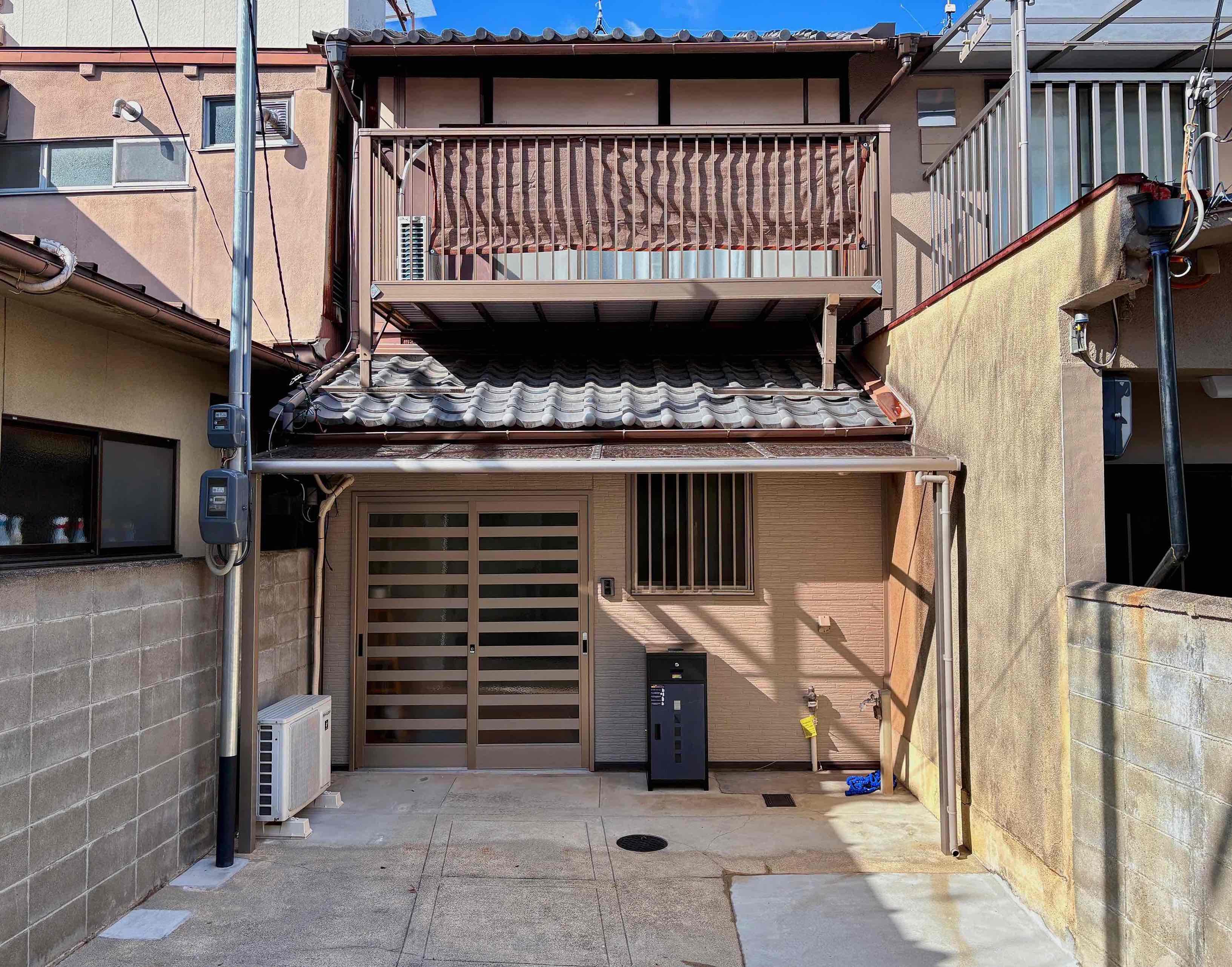 京都市左京区下鴨東半木町74番地3の賃貸物件/駐車スペースは幅約4m&times;奥行き約4m。宅配ボックスも設置済み