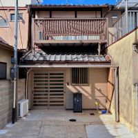 京都市左京区下鴨東半木町74番地3の賃貸物件/駐車スペースは幅約4m&times;奥行き約4m。宅配ボックスも設置済み