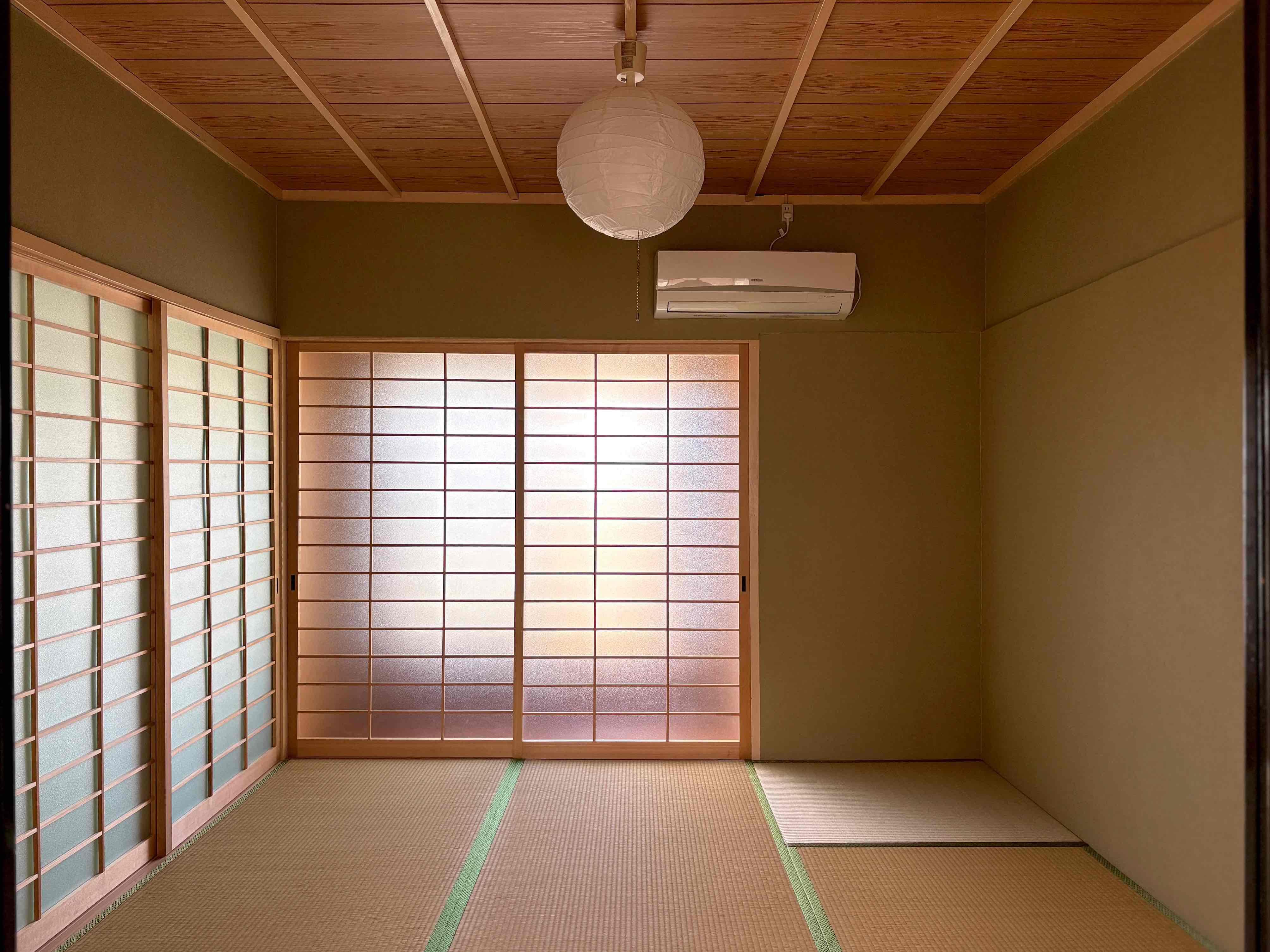 京都市左京区下鴨東半木町74番地3の賃貸物件/2階北側の和室は縁側を挟んでバルコニーに出られる造り