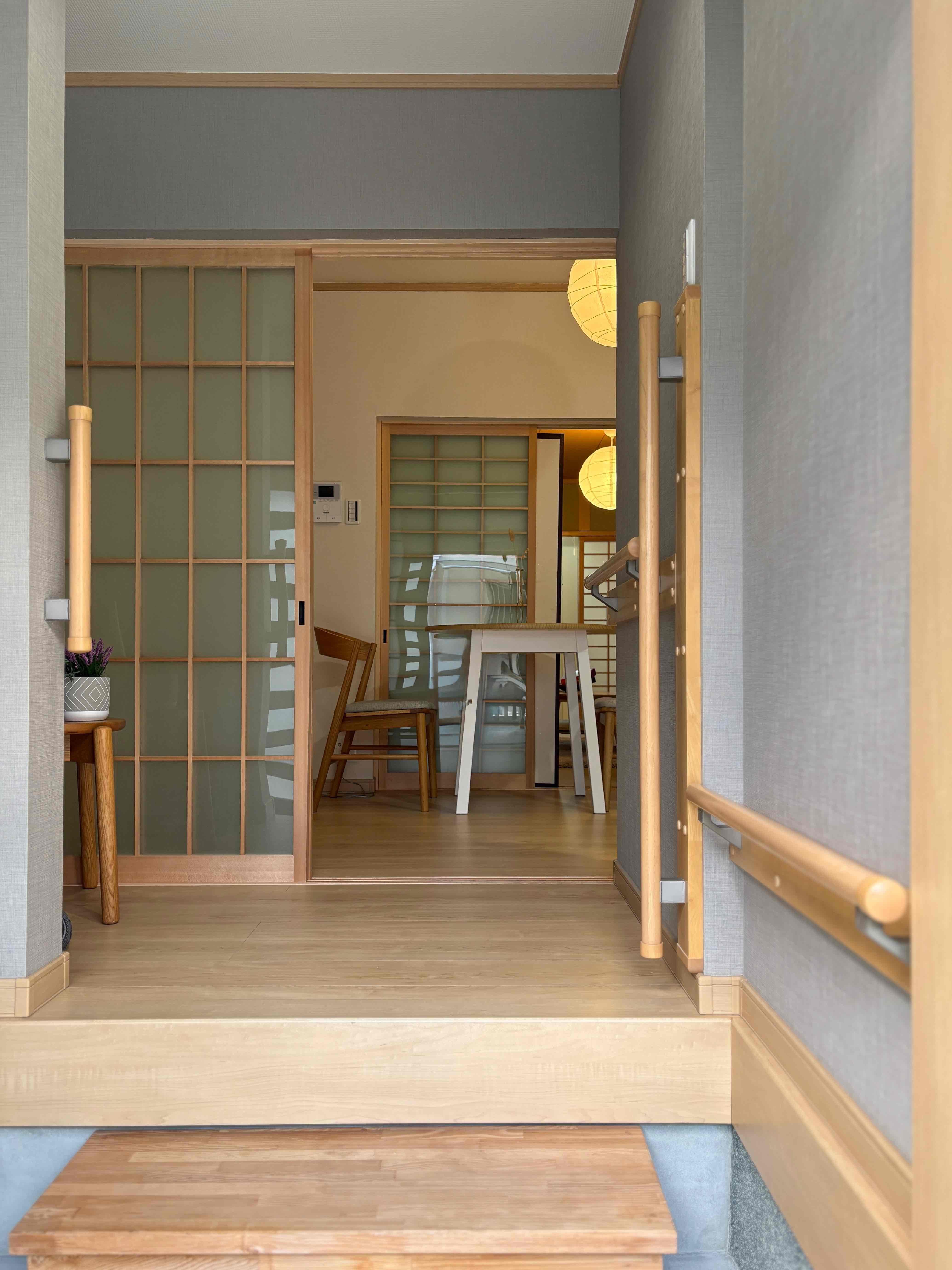 京都市左京区下鴨東半木町74番地3の賃貸物件/玄関からいきなりダイニングでは無く、玄関ホールというワンクッションがあるので寒さ対策や来客時に〇。