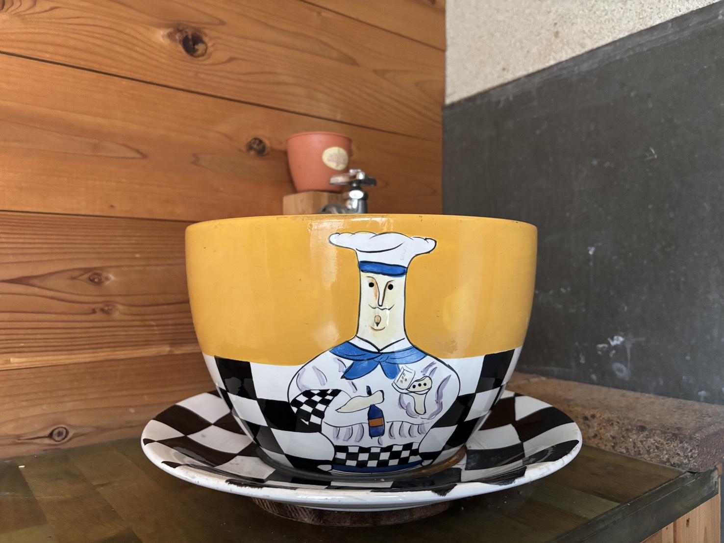 京都市中京区壬生松原町22-6の賃貸物件/1F |玄関に入ると、手洗い器のコックさんがお出迎えしてくれます