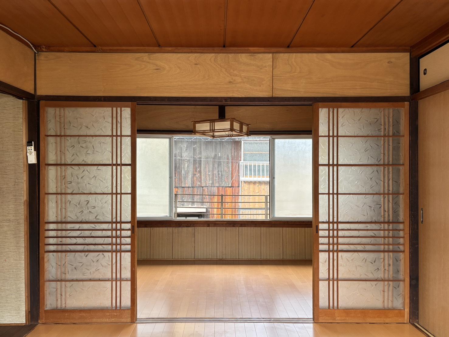 京都市中京区壬生松原町22-6の賃貸物件/2F |東西の窓とガラス戸を開けると、風が気持ちよく抜けます