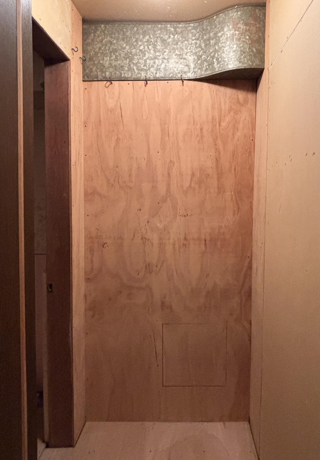 京都市中京区壬生松原町22-6の賃貸物件/1F |左側は以前の浴槽が残っていますが、そのスペースも含めて納戸として使えます