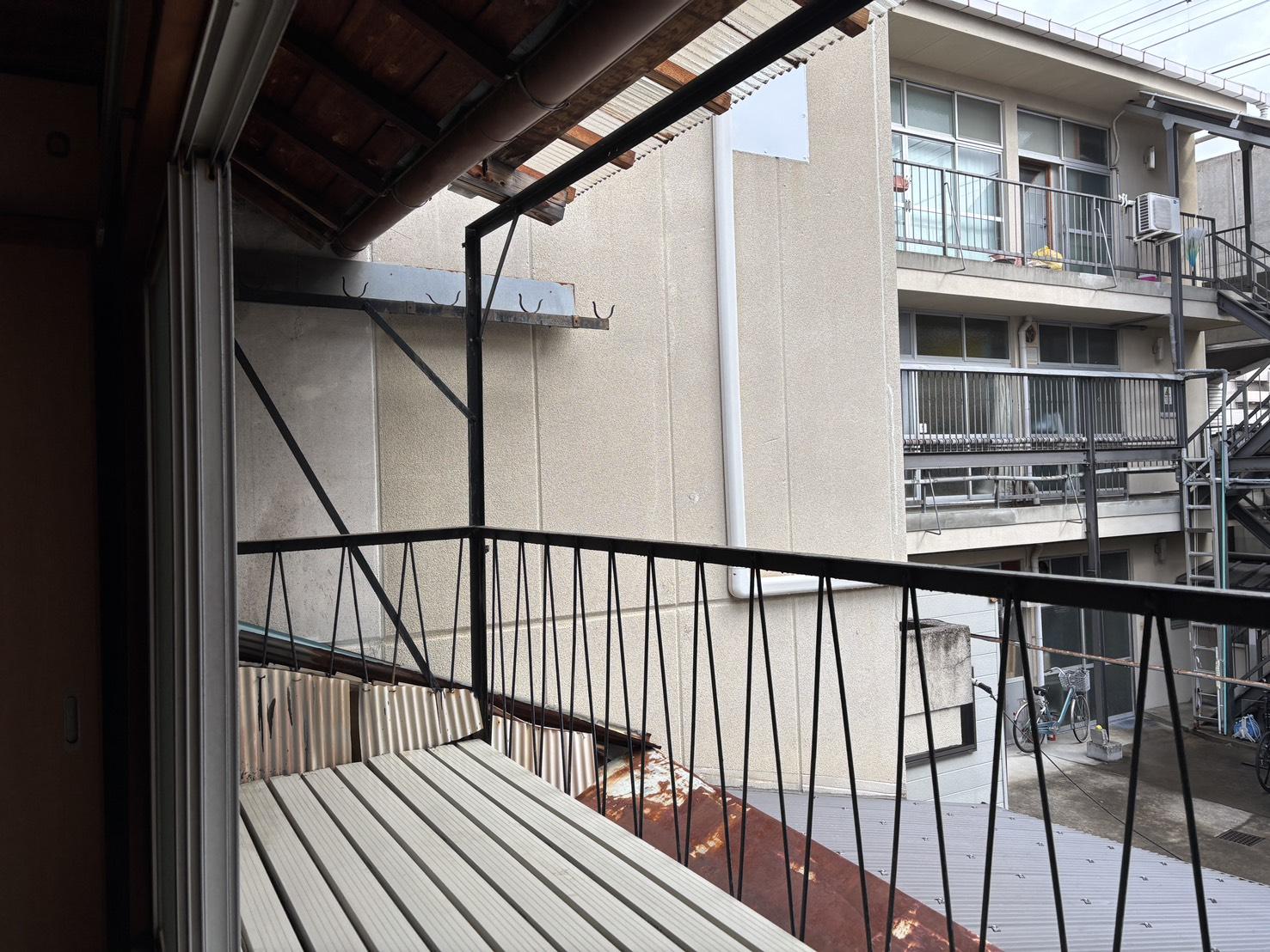 京都市中京区壬生松原町22-6の賃貸物件/2F |東側のベランダ。道路側からの視線がないので、洗濯物はこちらに干すのが良さそうです