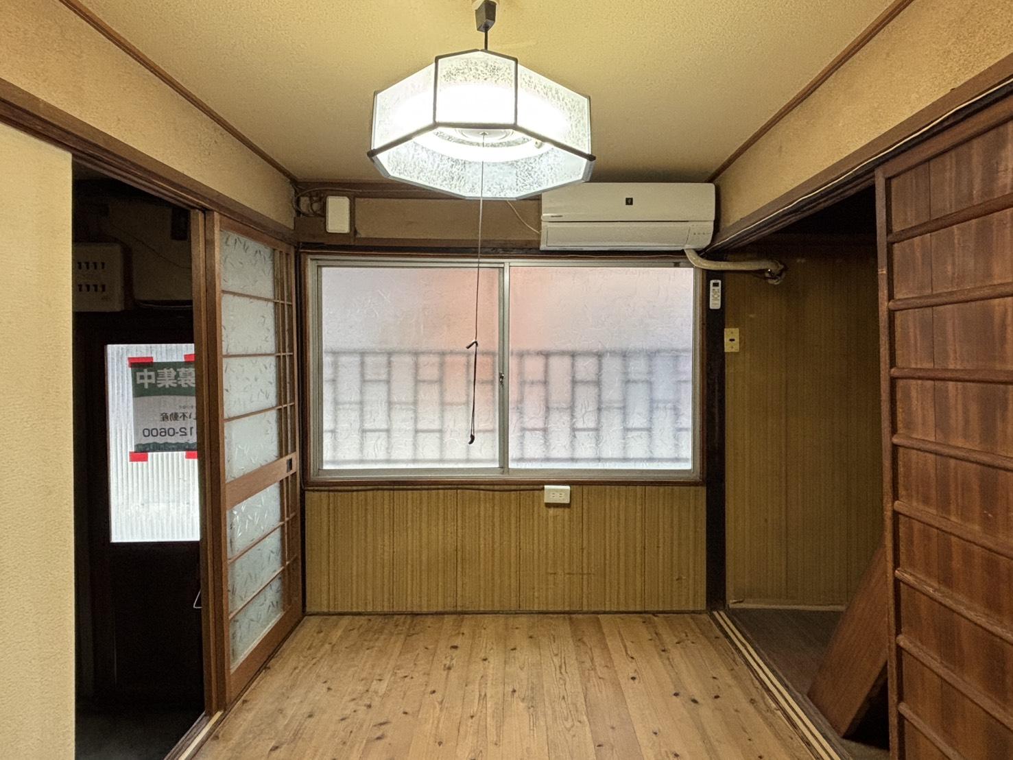 京都市中京区壬生松原町22-6の賃貸物件/1F |玄関横の洋間。ソファを置いても似合いそうです