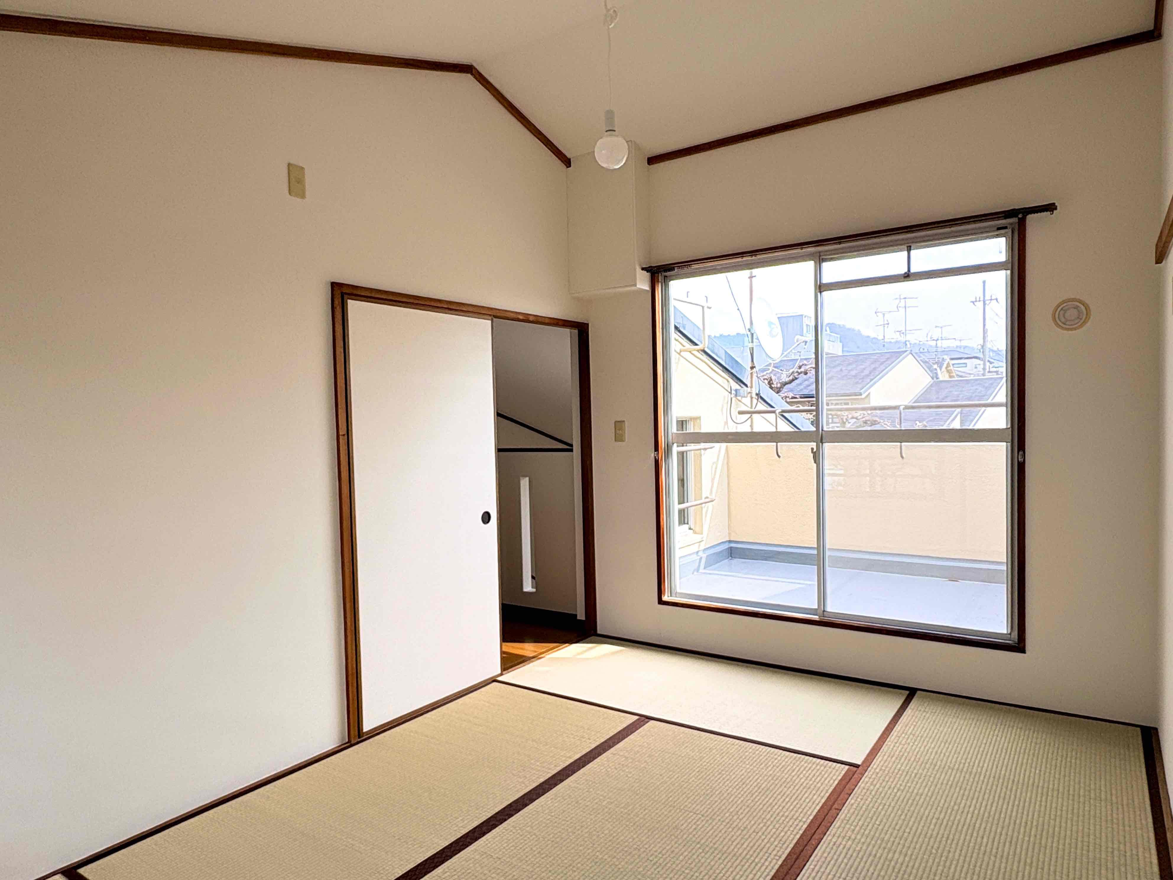 京都市左京区高野玉岡町1-141の賃貸物件/南側の和室バルコニーに面しているので明るい。