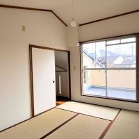 京都市左京区高野玉岡町1-141の賃貸物件/南側の和室バルコニーに面しているので明るい。