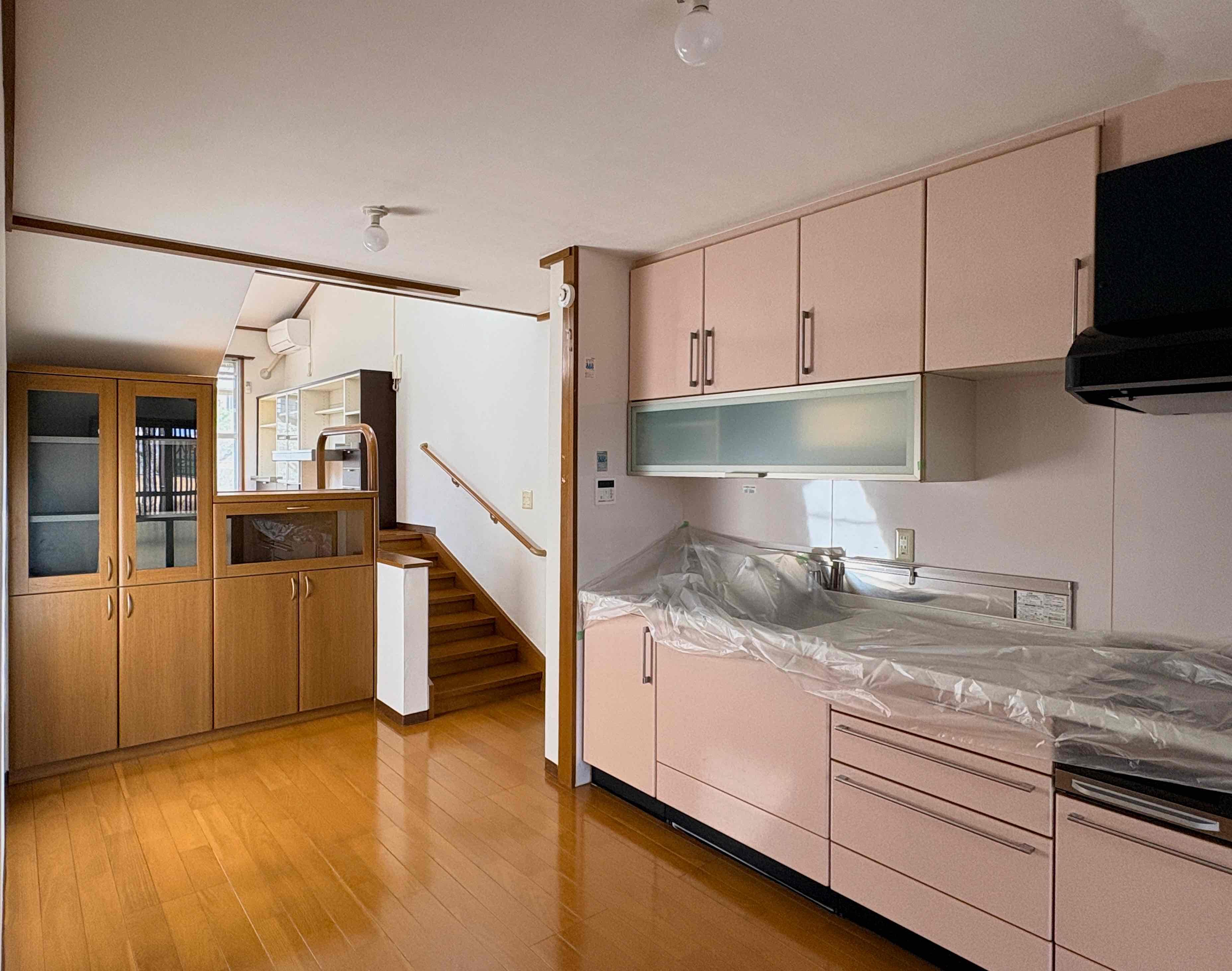 京都市左京区高野玉岡町1-141の賃貸物件/広々と使えそうなワイドなキッチン。スキップフロアに上がる階段は幅が広く6段のみなので上がり降りのストレスは感じ無さそう。