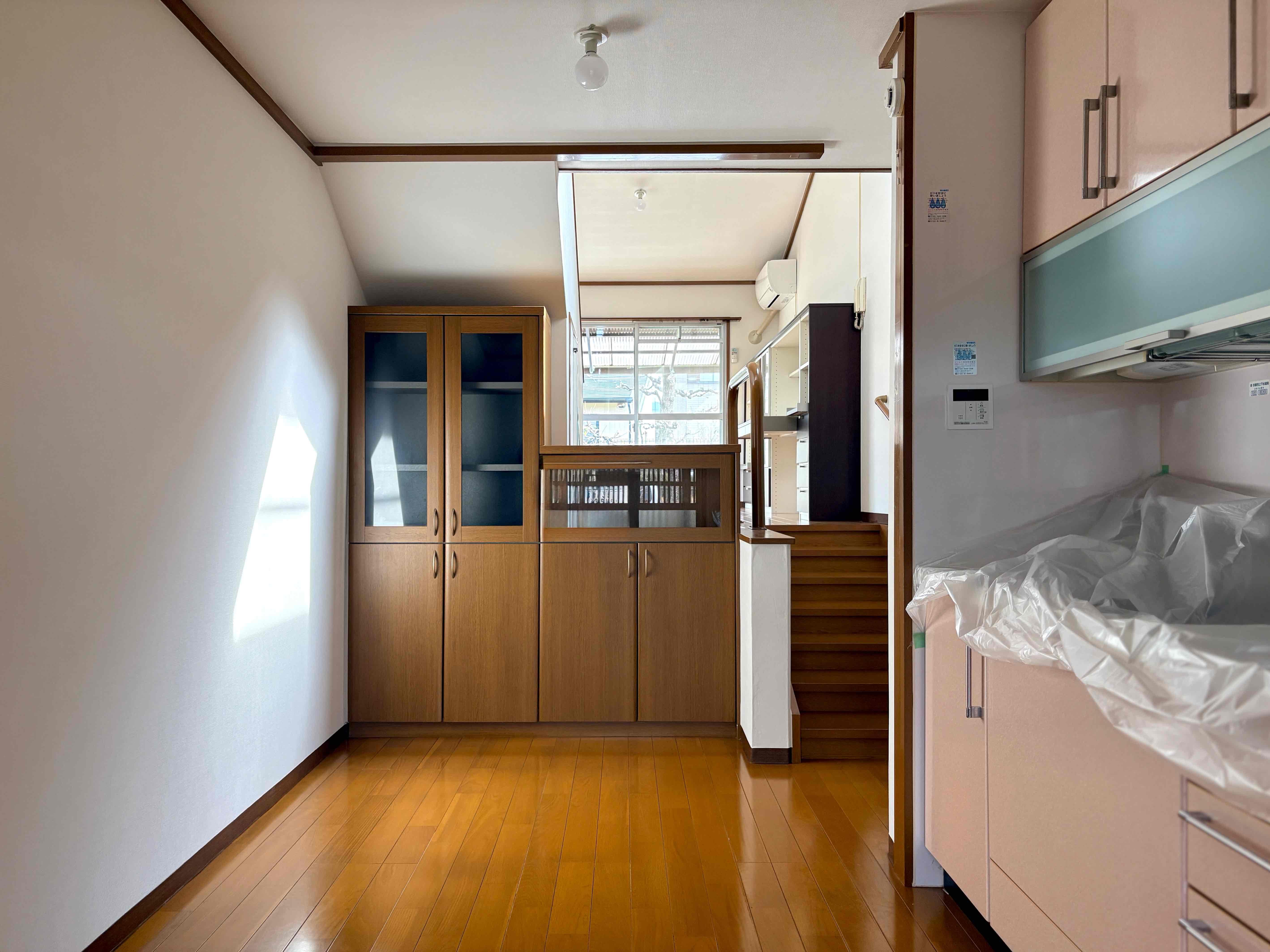 京都市左京区高野玉岡町1-141の賃貸物件/ここは大きめのダイニングテーブルだとタイトすぎるのでゆったりとしたキッチンとして。食器棚が備え付けられているのが嬉しい