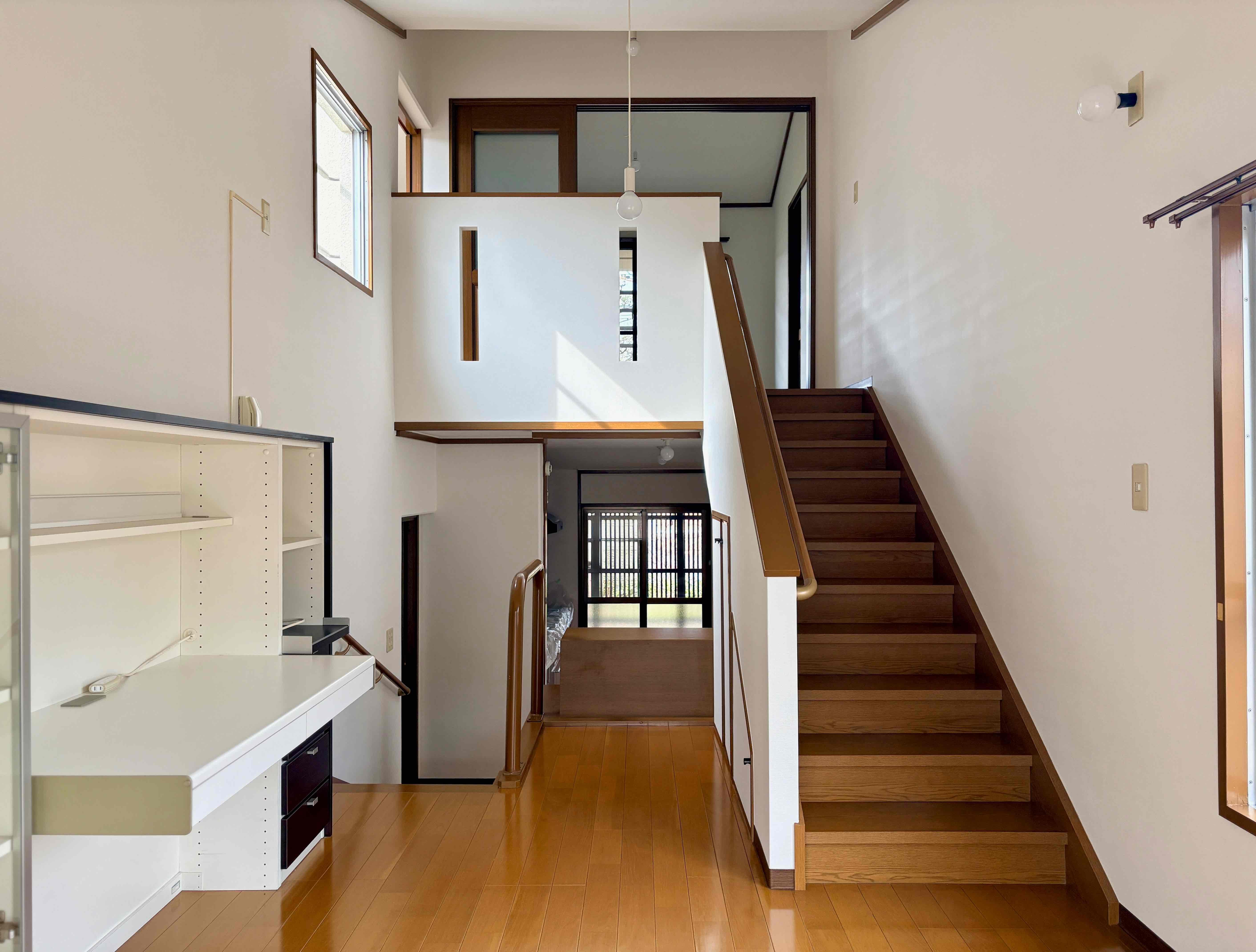 京都市左京区高野玉岡町1-141の賃貸物件/吹き抜けのため天高が確保されているので開放感があるスキップフロア