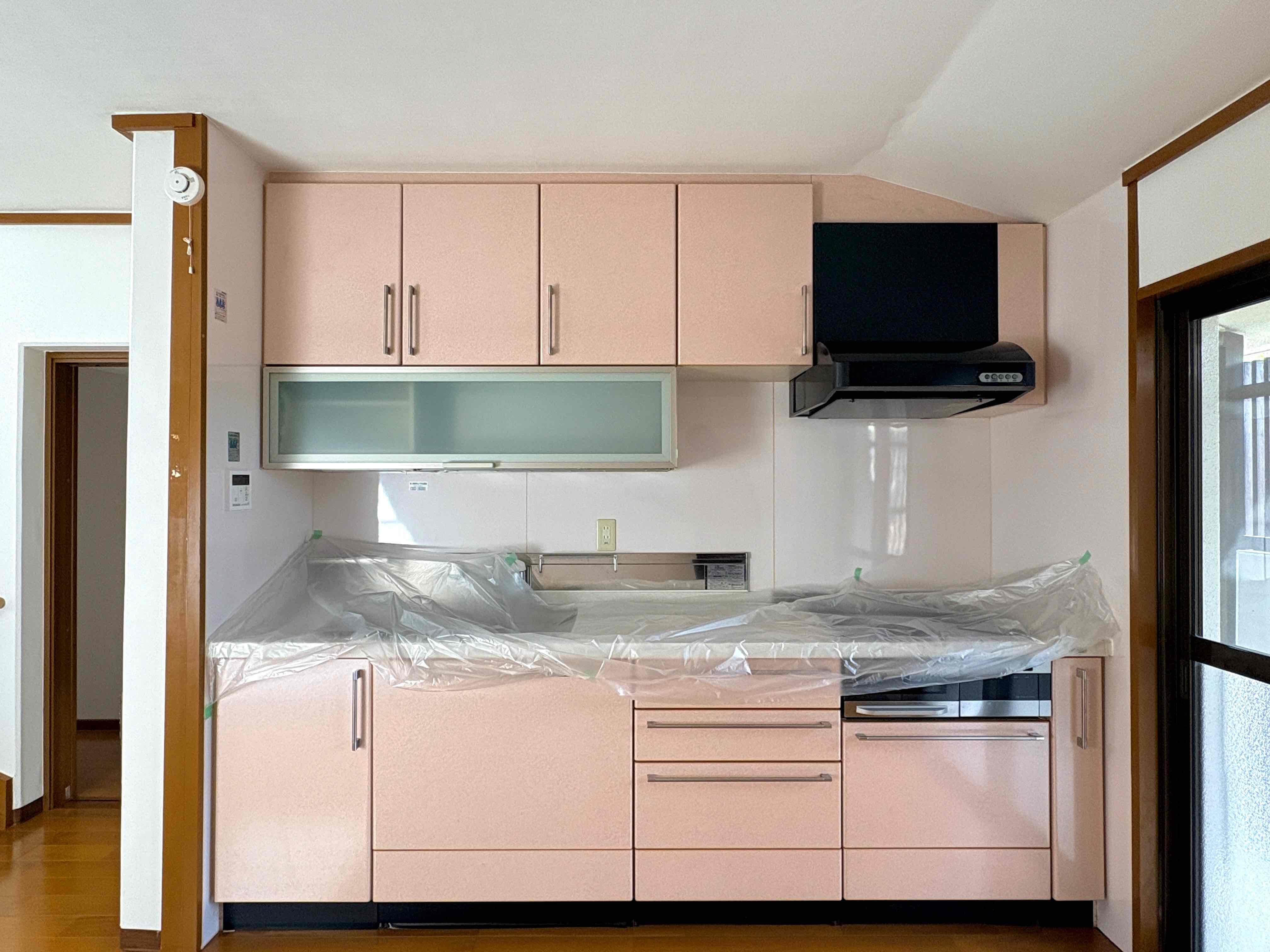 京都市左京区高野玉岡町1-141の賃貸物件/ピンクのキッチンは3口IHコンロ