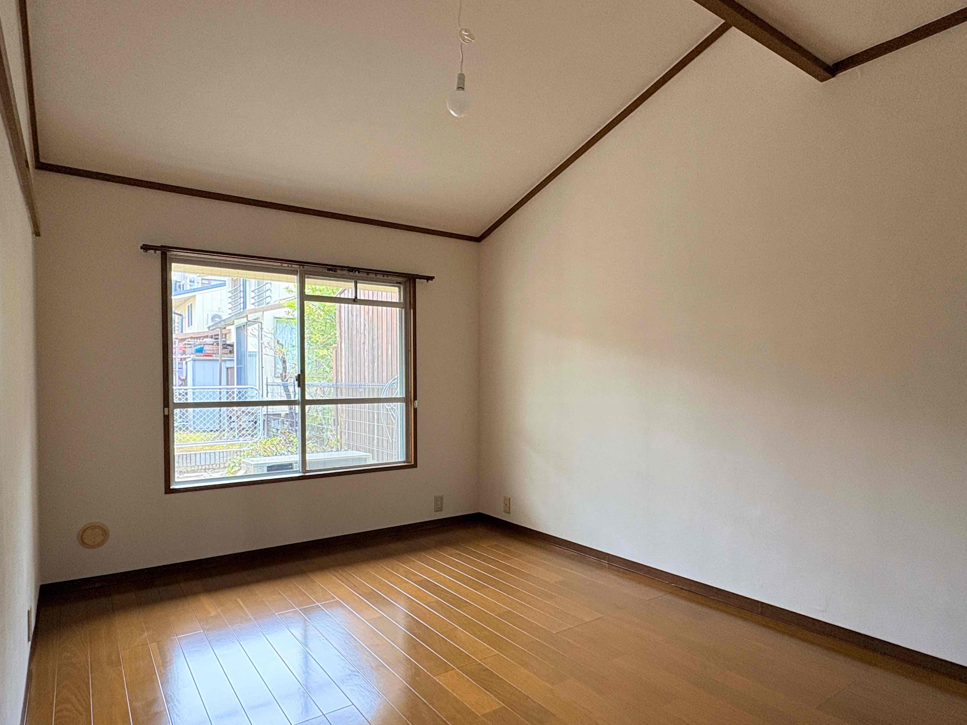 京都市左京区高野玉岡町1-141の賃貸物件/1階の天井も勾配がとってあり、庭に面した窓は小さめですが圧迫感は感じない。