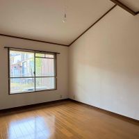 京都市左京区高野玉岡町1-141の賃貸物件/1階の天井も勾配がとってあり、庭に面した窓は小さめですが圧迫感は感じない。