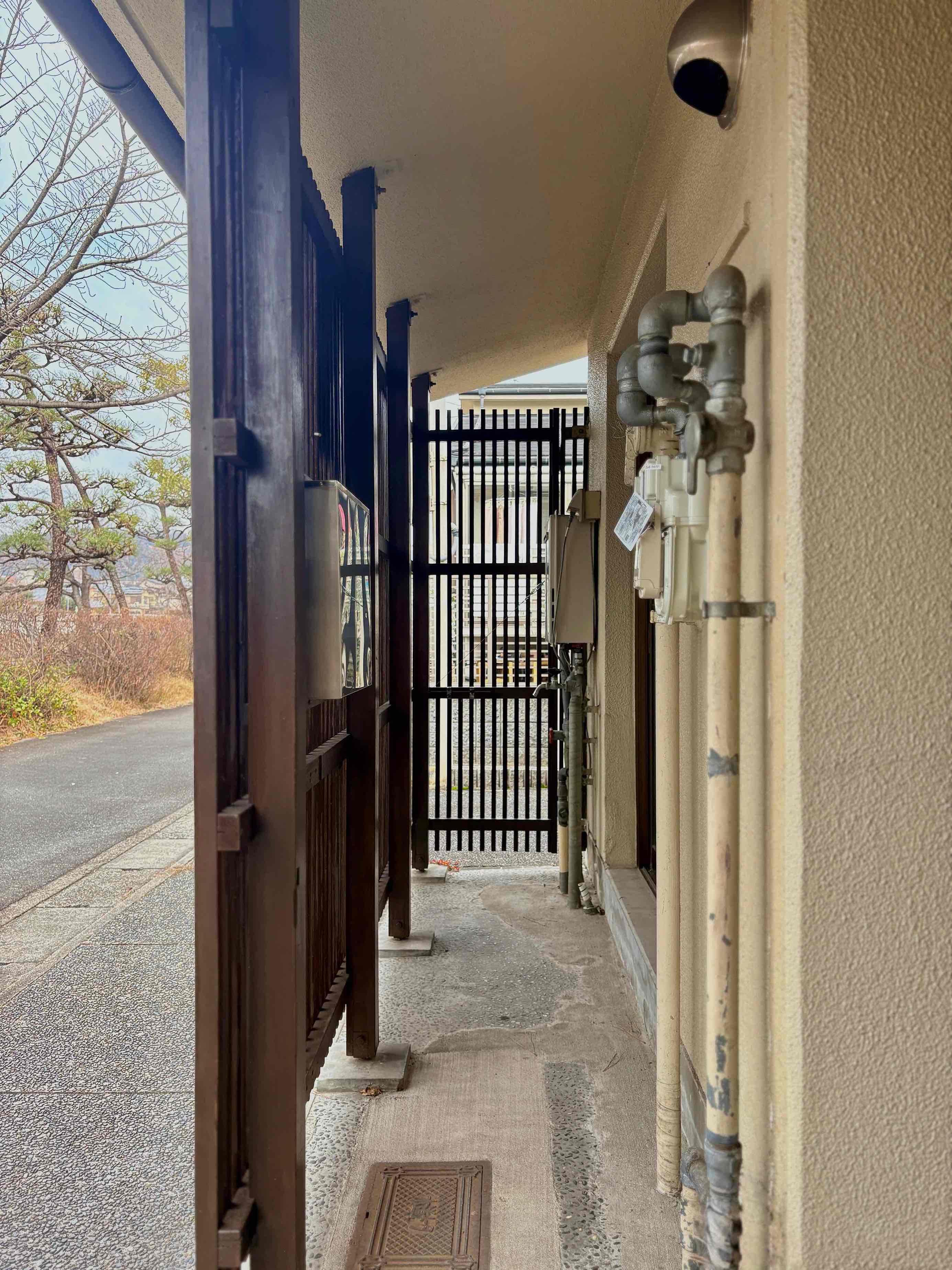 京都市左京区高野玉岡町1-141の賃貸物件/玄関の横には少し余白があるのでベビーカーや自転車を置いておくのに重宝しそう