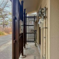 京都市左京区高野玉岡町1-141の賃貸物件/玄関の横には少し余白があるのでベビーカーや自転車を置いておくのに重宝しそう