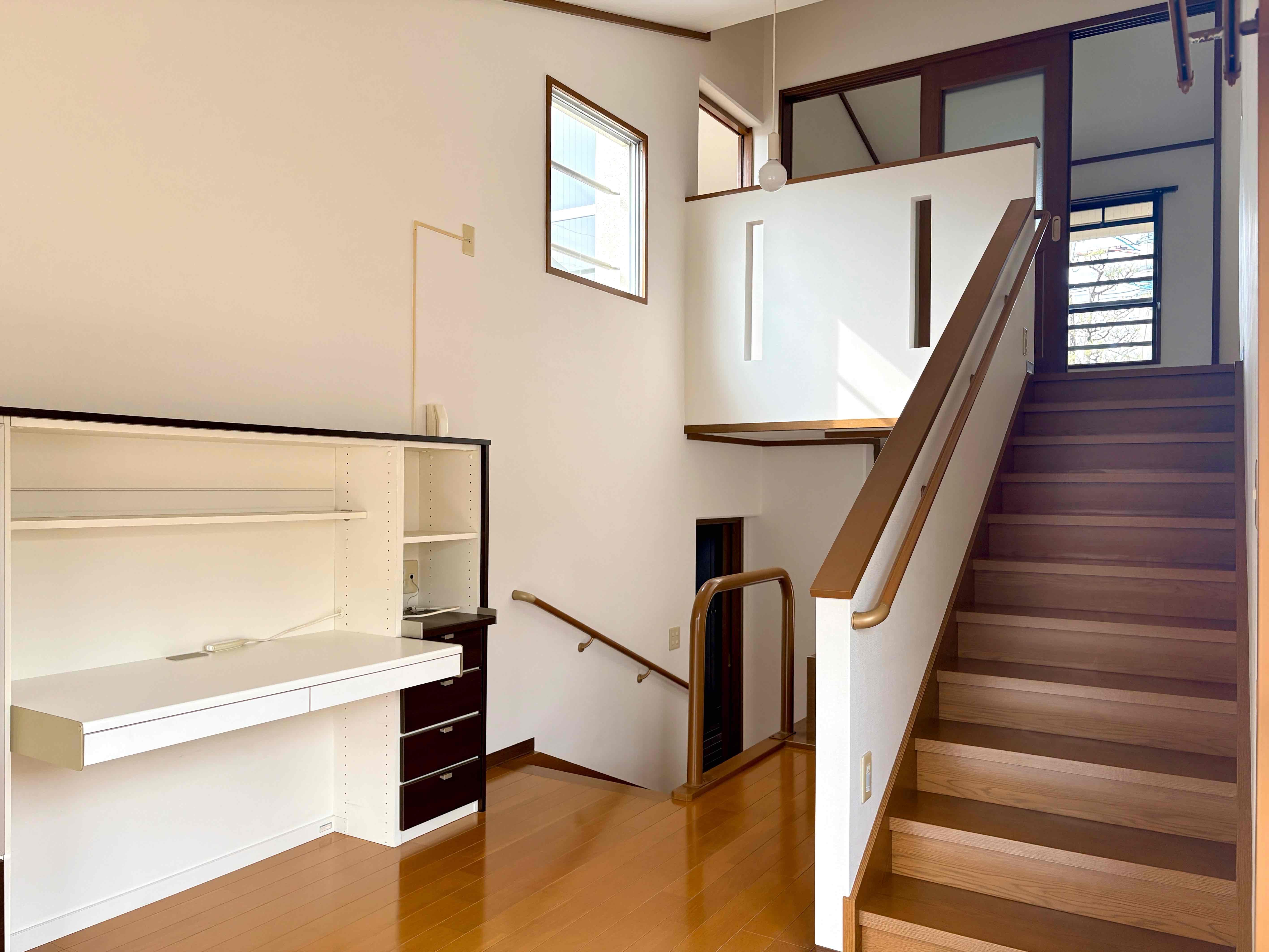 京都市左京区高野玉岡町1-141の賃貸物件/南向きのハイサイドライトから自然光をよく取り込んでくれます。左手には造り付けのデスク。