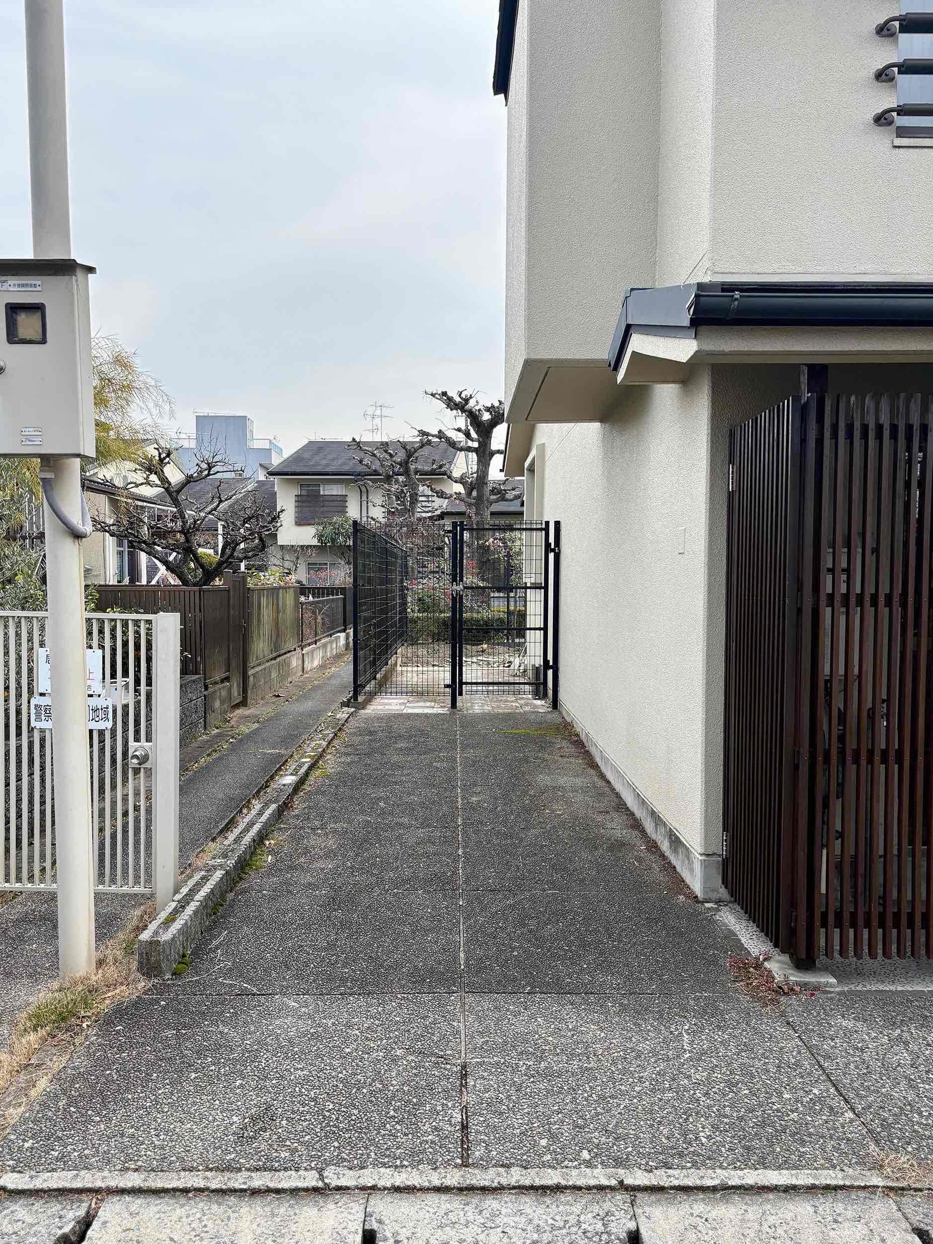 京都市左京区高野玉岡町1-141の賃貸物件/駐車スペースは幅が狭いので車種を選びそうです（奥行:約7m、幅:約1.8m）