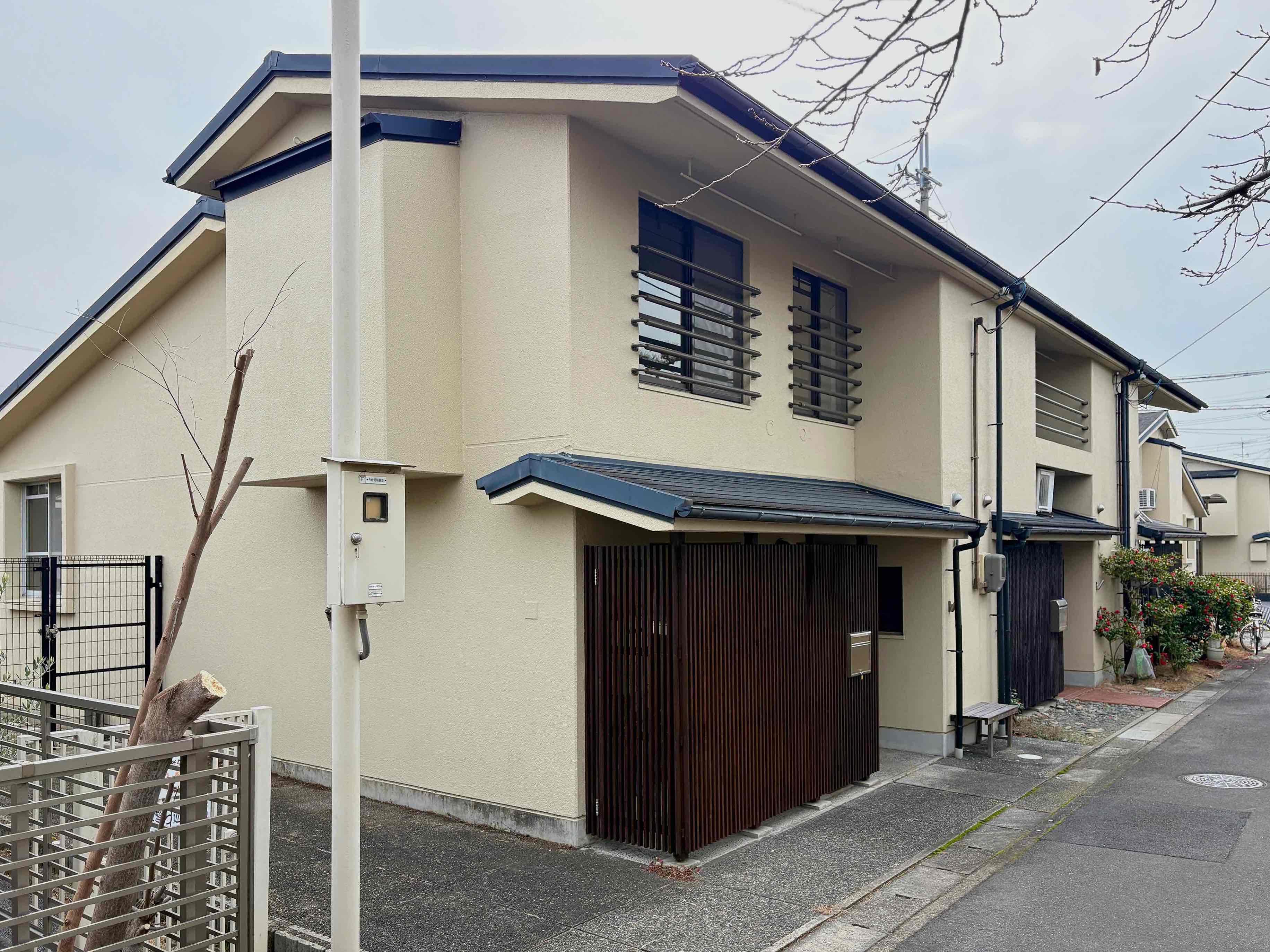 京都市左京区高野玉岡町1-141の賃貸物件/本物件は3連棟の端。周辺にはこのように統一された連棟がいくつも建ち並んでいます