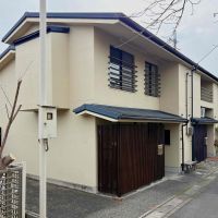 京都市左京区高野玉岡町1-141の賃貸物件/本物件は3連棟の端。周辺にはこのように統一された連棟がいくつも建ち並んでいます