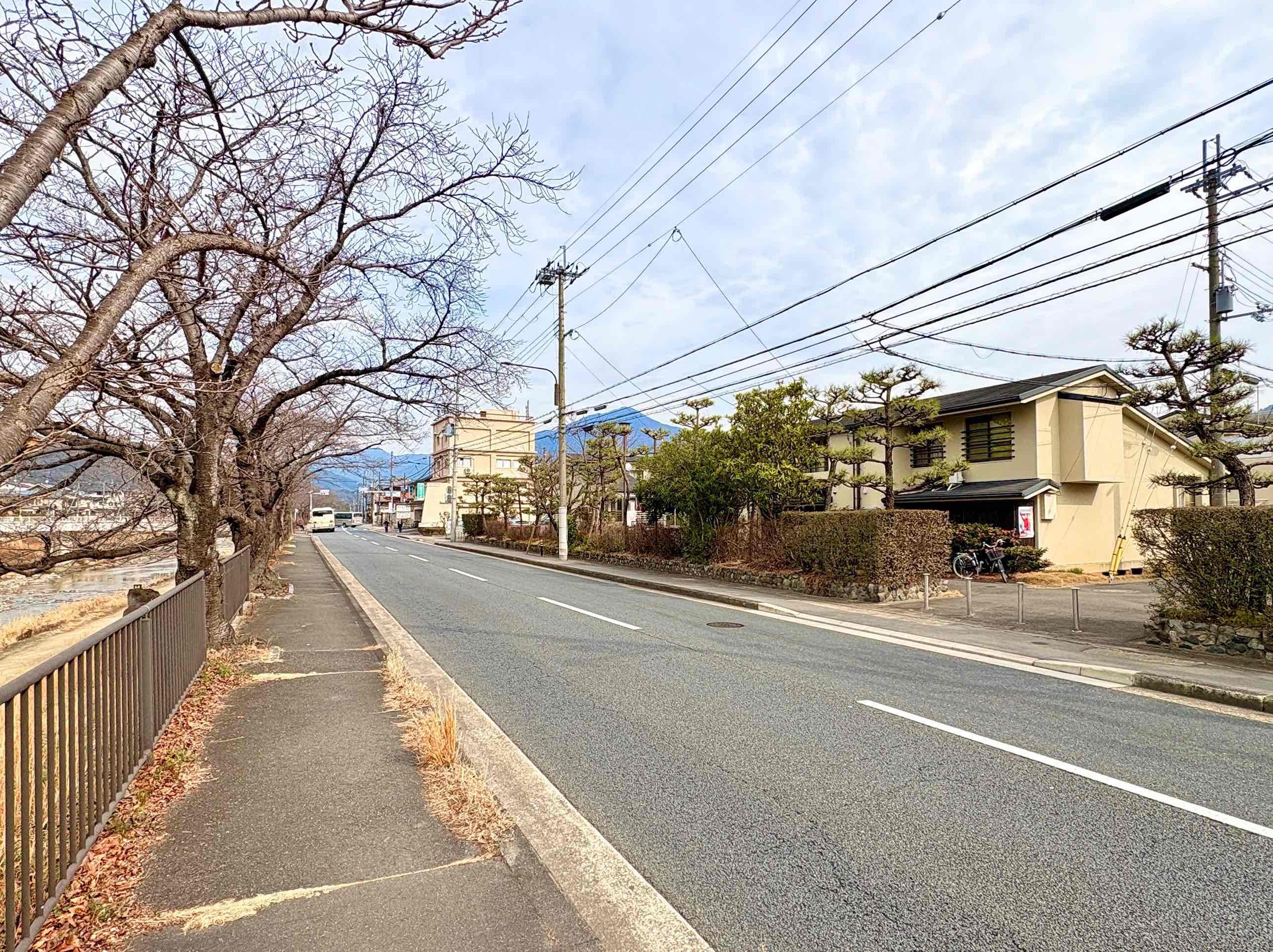 京都市左京区高野玉岡町1-141の賃貸物件/右に見えるのが該当物件を含む3連棟。川端通を挟んですぐに高野川で、川沿いの遊歩道にすぐ出れます
