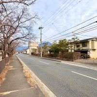 京都市左京区高野玉岡町1-141の賃貸物件/右に見えるのが該当物件を含む3連棟。川端通を挟んですぐに高野川で、川沿いの遊歩道にすぐ出れます