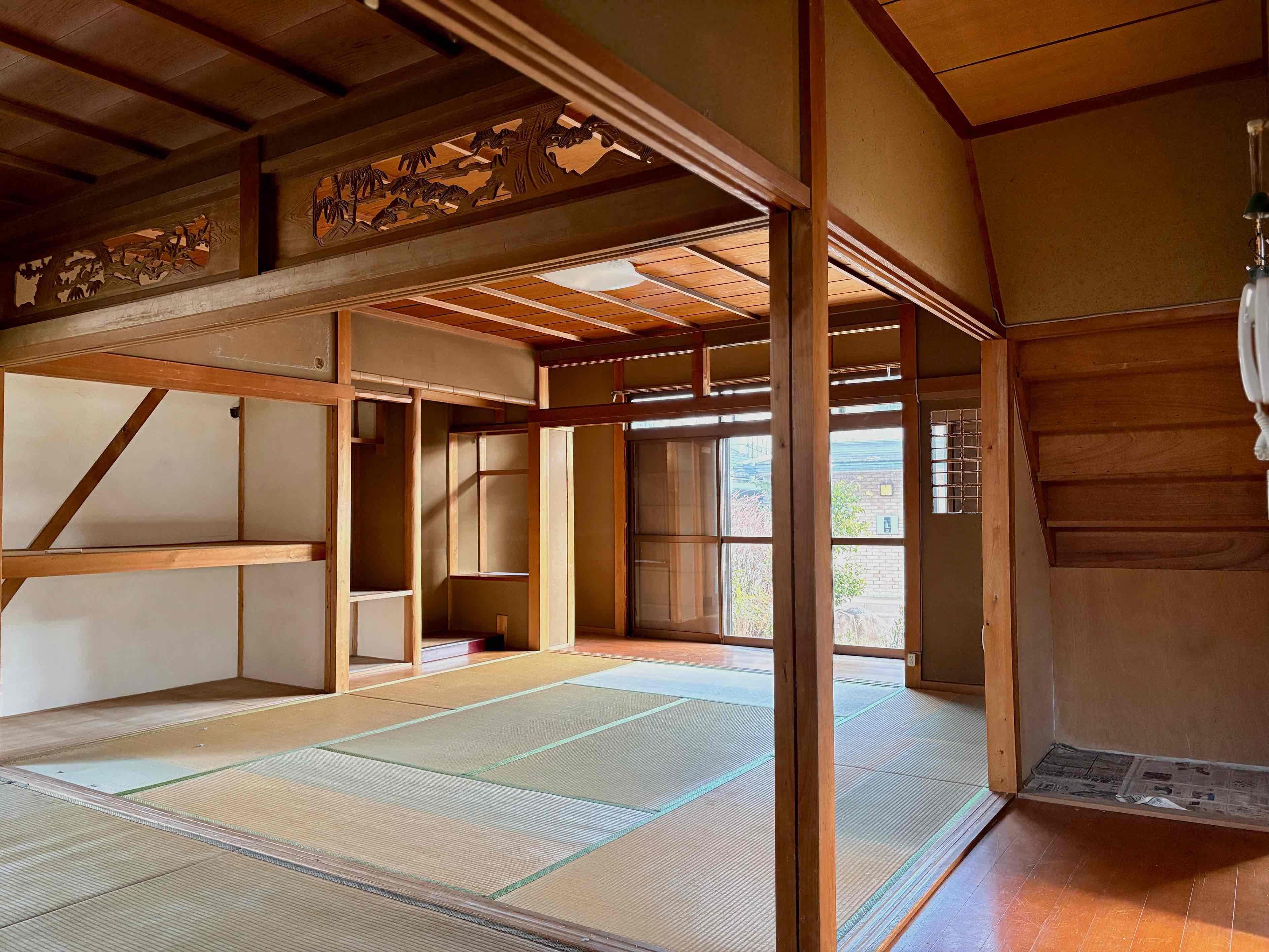 京都市左京区上高野石田町156-3の賃貸物件/1階リビングの変更箇所｜床:杉の無垢フローリングに貼替、右端の階段下に洗濯機置き場を新設、襖:白色に張替え