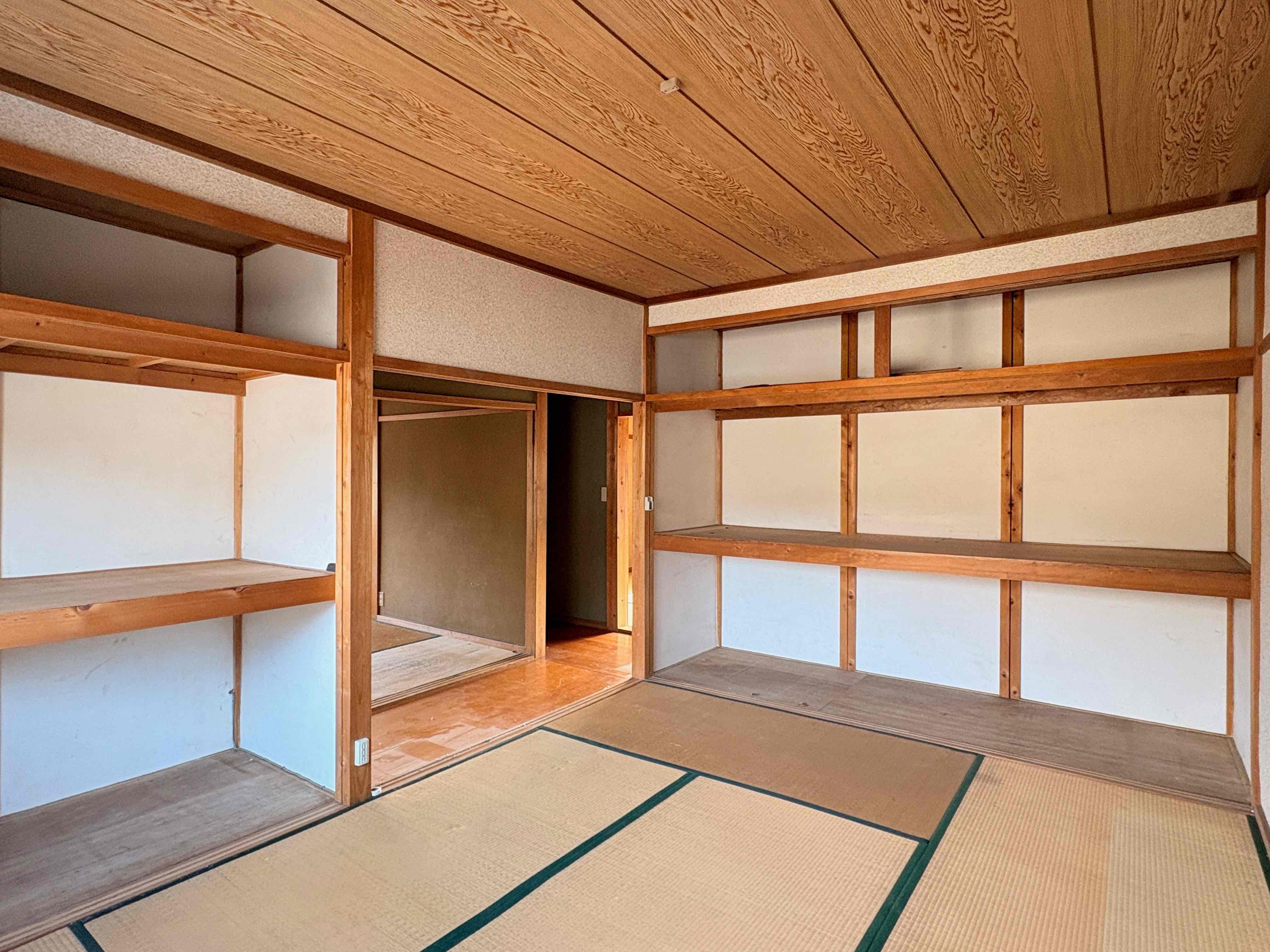 京都市左京区上高野石田町156-3の賃貸物件/2階西｜全室広めの収納が設けられていました。これだけの収納力があるのは嬉しいポイントかと。襖は水色に張替え。他は既存。
