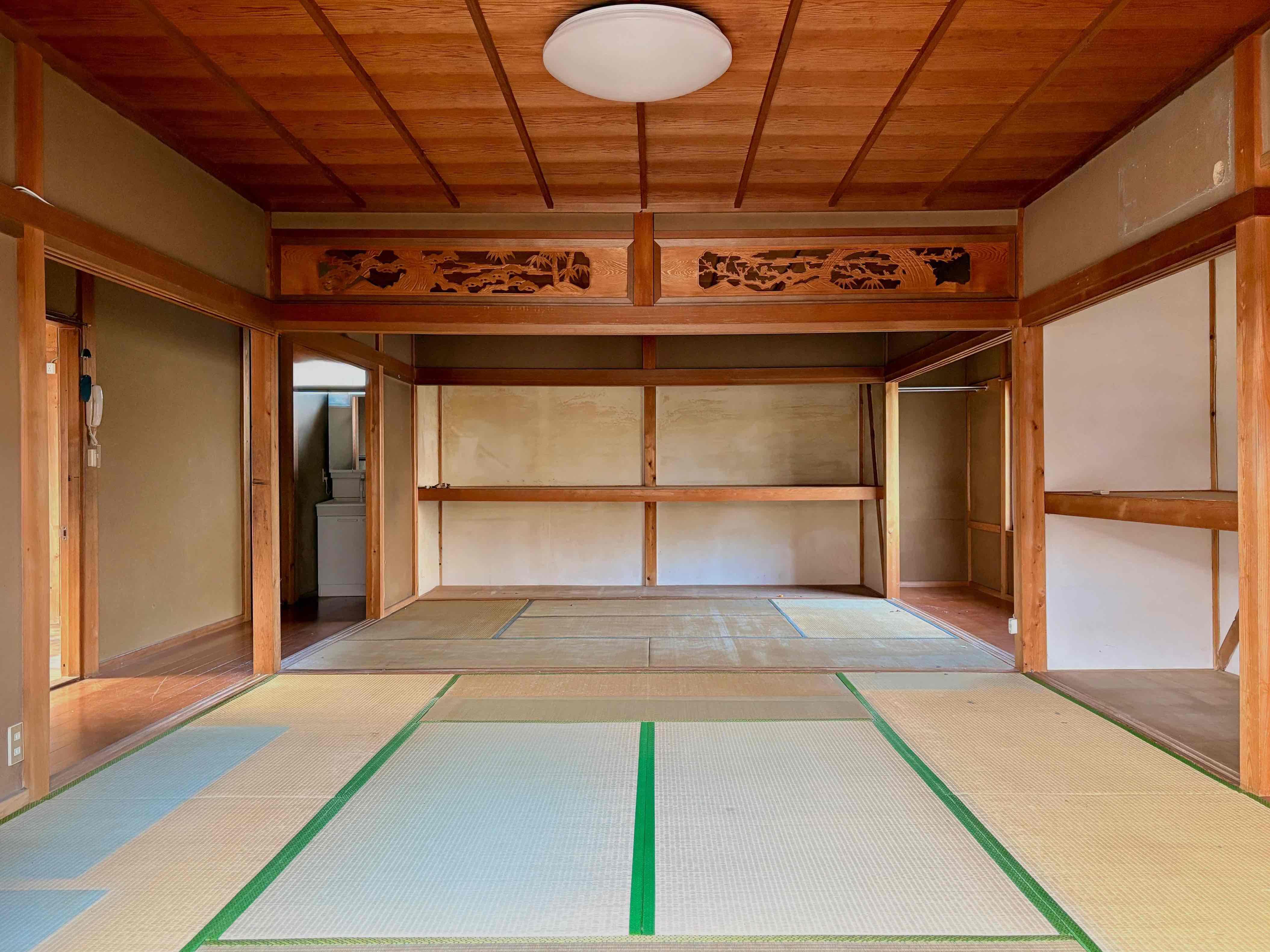 京都市左京区上高野石田町156-3の賃貸物件/収納と廊下側の襖は張替の為、取り外されています。壁と天井は既存のままです。