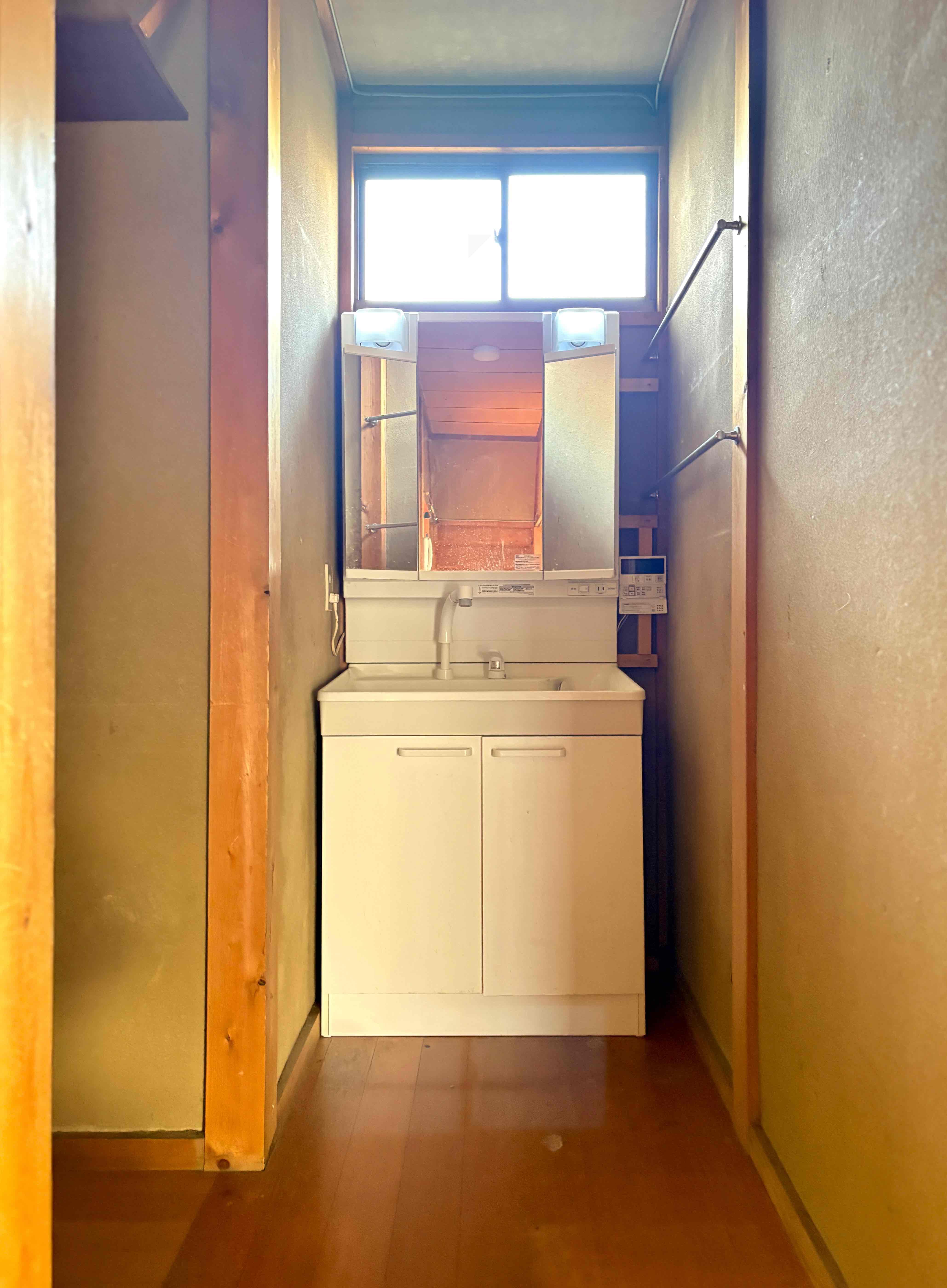 京都市左京区上高野石田町156-3の賃貸物件/1階の廊下の奥には洗面所。洗面台は既存。