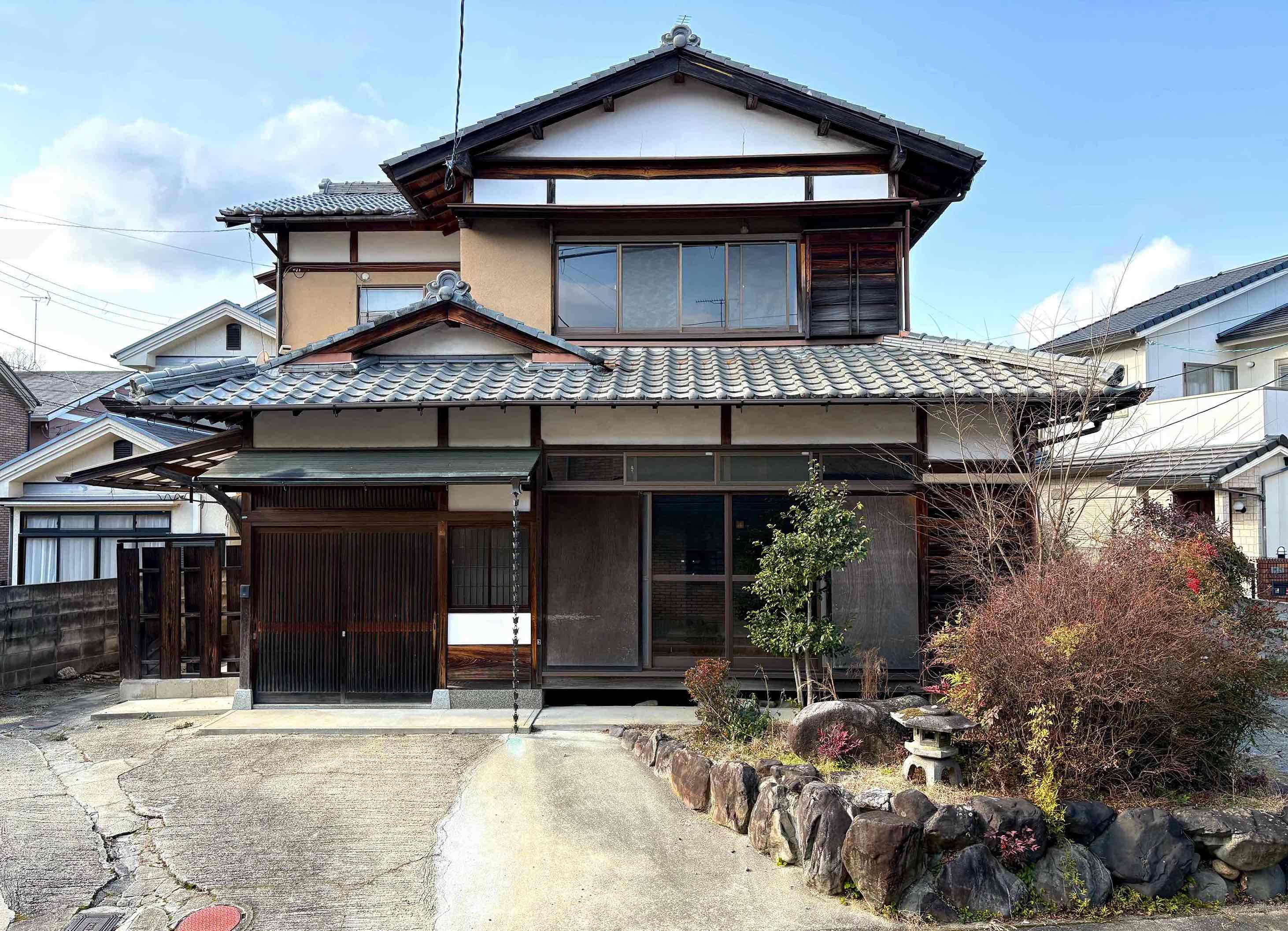 京都市左京区上高野石田町156-3の賃貸物件/渋い外観でずっしりと佇む日本家屋。ちょっとした庭と玄関前に駐車スペースもあって余白が嬉しい