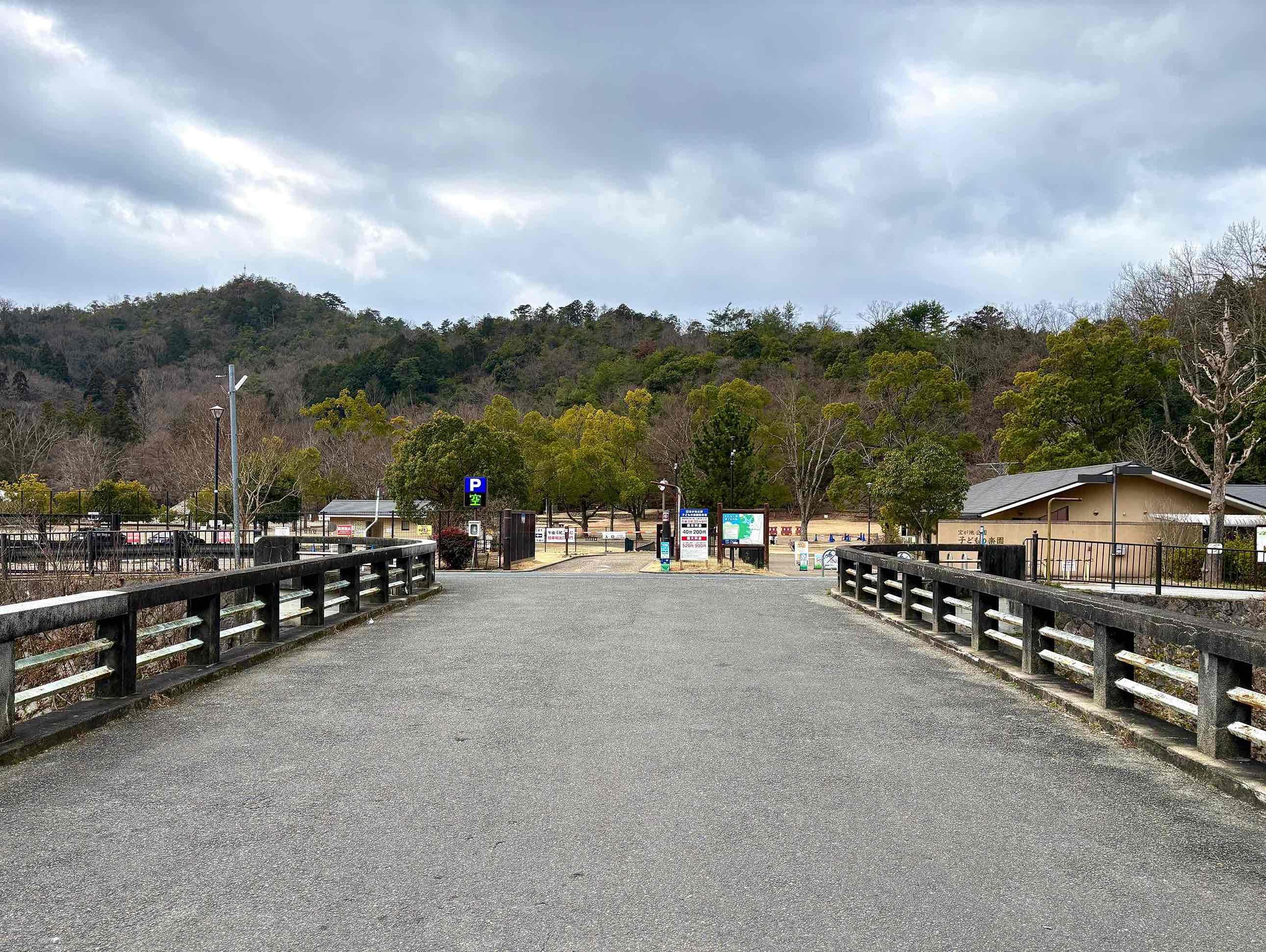 京都市左京区上高野石田町156-3の賃貸物件/宝ヶ池公園内の子供の楽園にすぐに到着。これにはお子さんも大喜びしそう