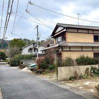 京都市左京区上高野石田町156-3の賃貸物件/前面道路の車の往来はかなり少ないのでお子さんが居ても安心。先に見える緑が宝ヶ池公園