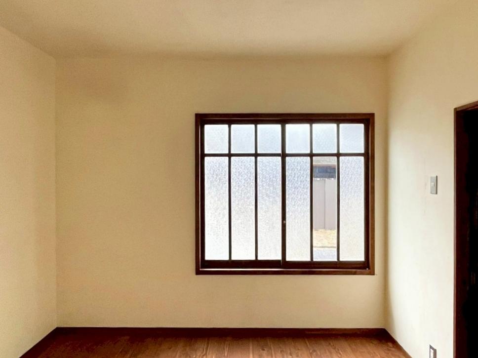 京都市下京区突抜2丁目357の賃貸物件/1号室｜木建具の窓は東向き