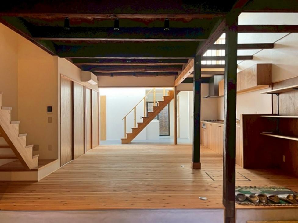 滋賀県大津市尾花川9-18の売買物件/玄関土間から一段上がるリビング。南から間接的に射し込む自然光と杉の無垢材が心地良い。