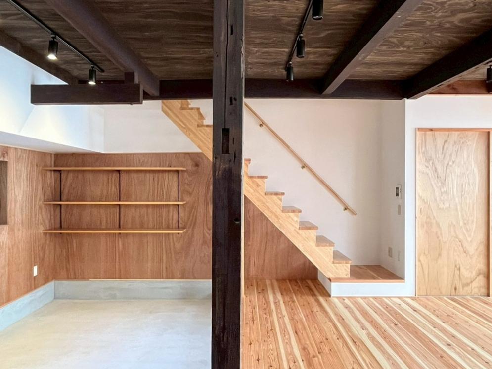 滋賀県大津市尾花川9-18の売買物件/2階北側の居室には正面の階段から。