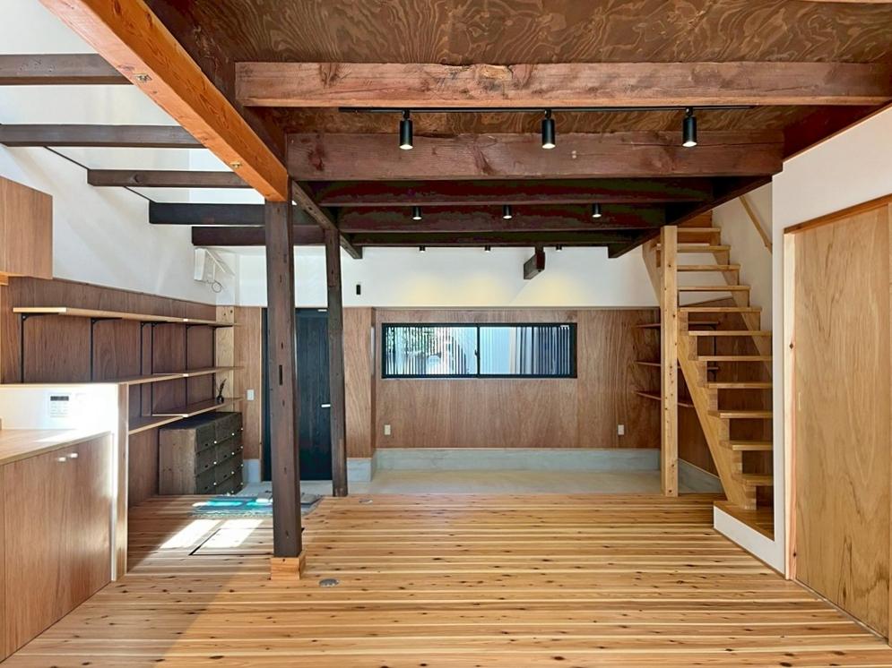 滋賀県大津市尾花川9-18の売買物件/リビング奥から。床や右手収納内にもコンセントが仕込んである気の利いた内容。