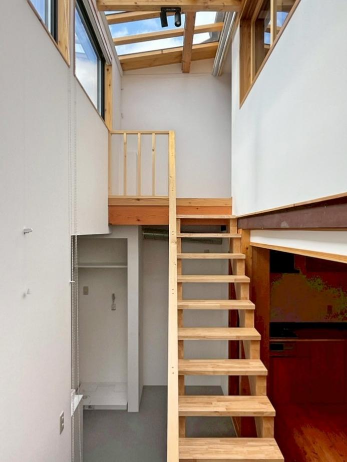 滋賀県大津市尾花川9-18の売買物件/ここで室内干しも出来る。冷蔵庫と洗濯機は階段奥に設置できる