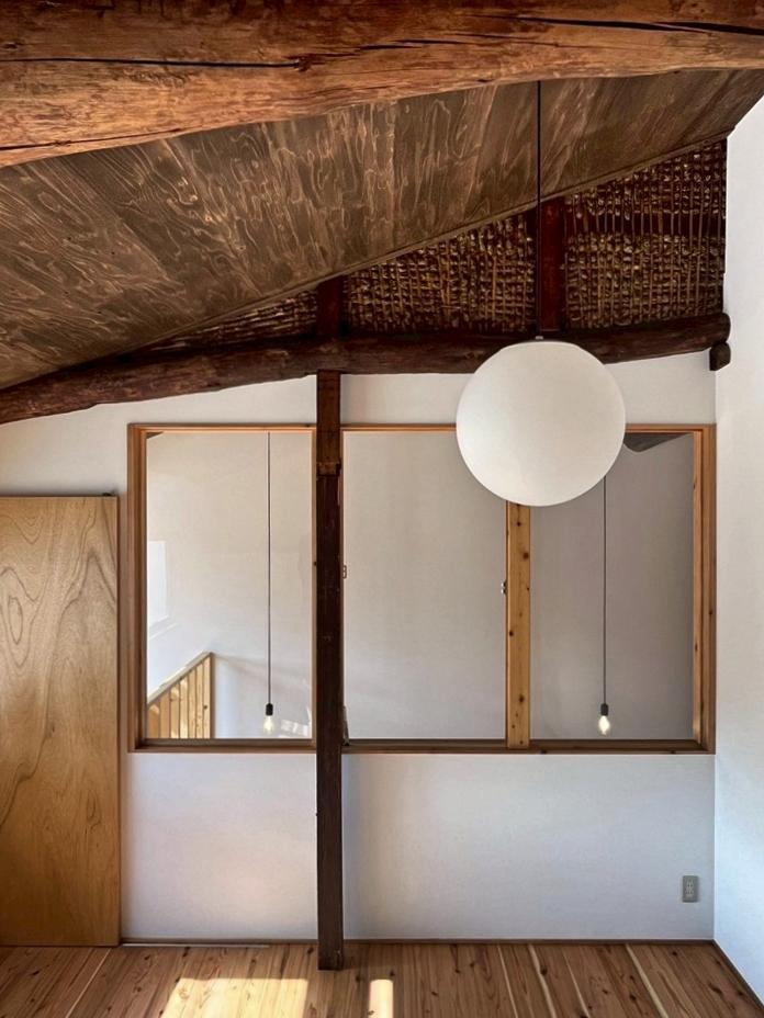 滋賀県大津市尾花川9-18の売買物件/2階南側｜立派な梁、竹小舞が露出してある。正面はアクリルの窓で真ん中が開閉可能