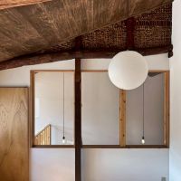 滋賀県大津市尾花川9-18の売買物件/2階南側｜立派な梁、竹小舞が露出してある。正面はアクリルの窓で真ん中が開閉可能