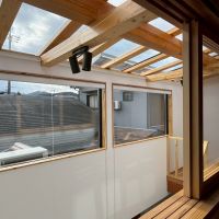 滋賀県大津市尾花川9-18の売買物件/2階南側｜階段室面した窓も開閉する事ができ、建物内で空気を循環させることが出来る（外部に面する窓はFIX）