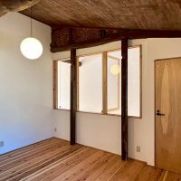 滋賀県大津市尾花川9-18の売買物件/2階北側｜こちらも吹抜けに面して窓があり、真ん中が開閉可能。右手のドアは2階のトイレ。