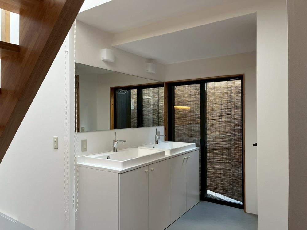 滋賀県大津市尾花川9-18の売買物件/洗面は2つ。これで朝の渋滞は心配無用。