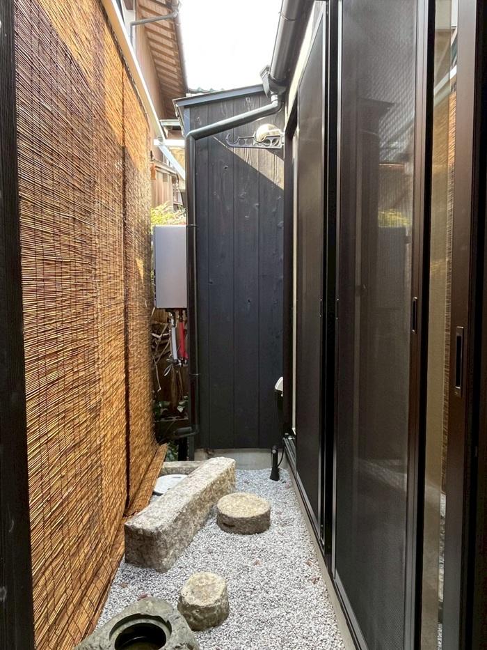 滋賀県大津市尾花川9-18の売買物件/浴室と洗面所から出入りできる庭。物干し竿掛けが設置済。