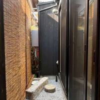 滋賀県大津市尾花川9-18の売買物件/浴室と洗面所から出入りできる庭。物干し竿掛けが設置済。