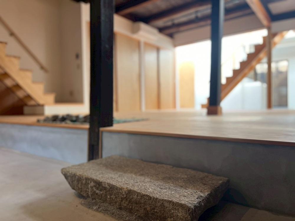 滋賀県大津市尾花川9-18の売買物件/玄関土間には靴脱ぎ石