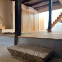 滋賀県大津市尾花川9-18の売買物件/玄関土間には靴脱ぎ石