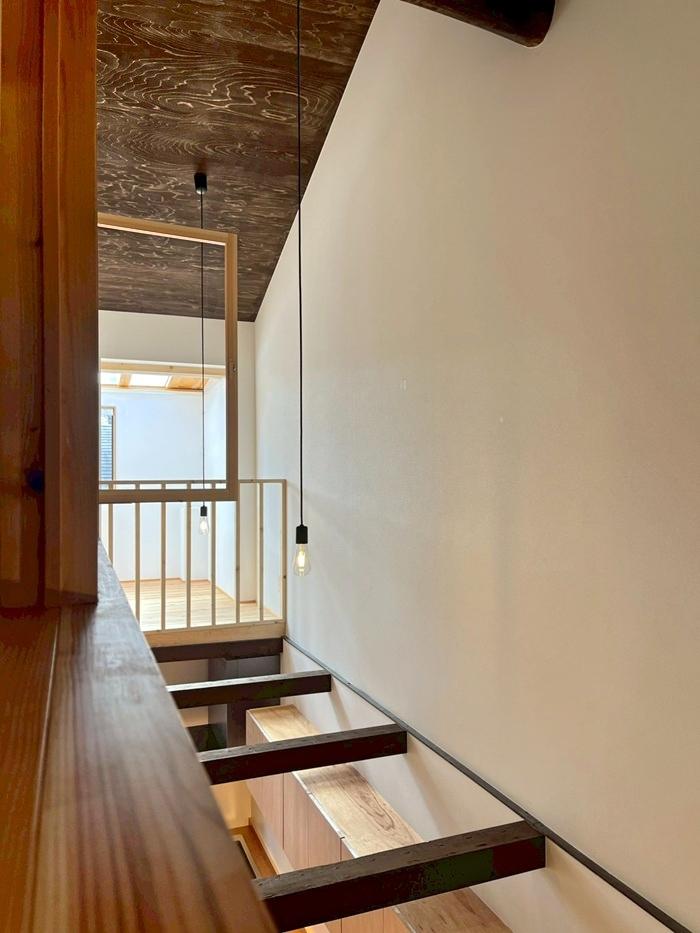 滋賀県大津市尾花川9-18の売買物件/2階北側｜窓からのぞく吹き抜け部分。キッチンとのやり取りもできる関係性