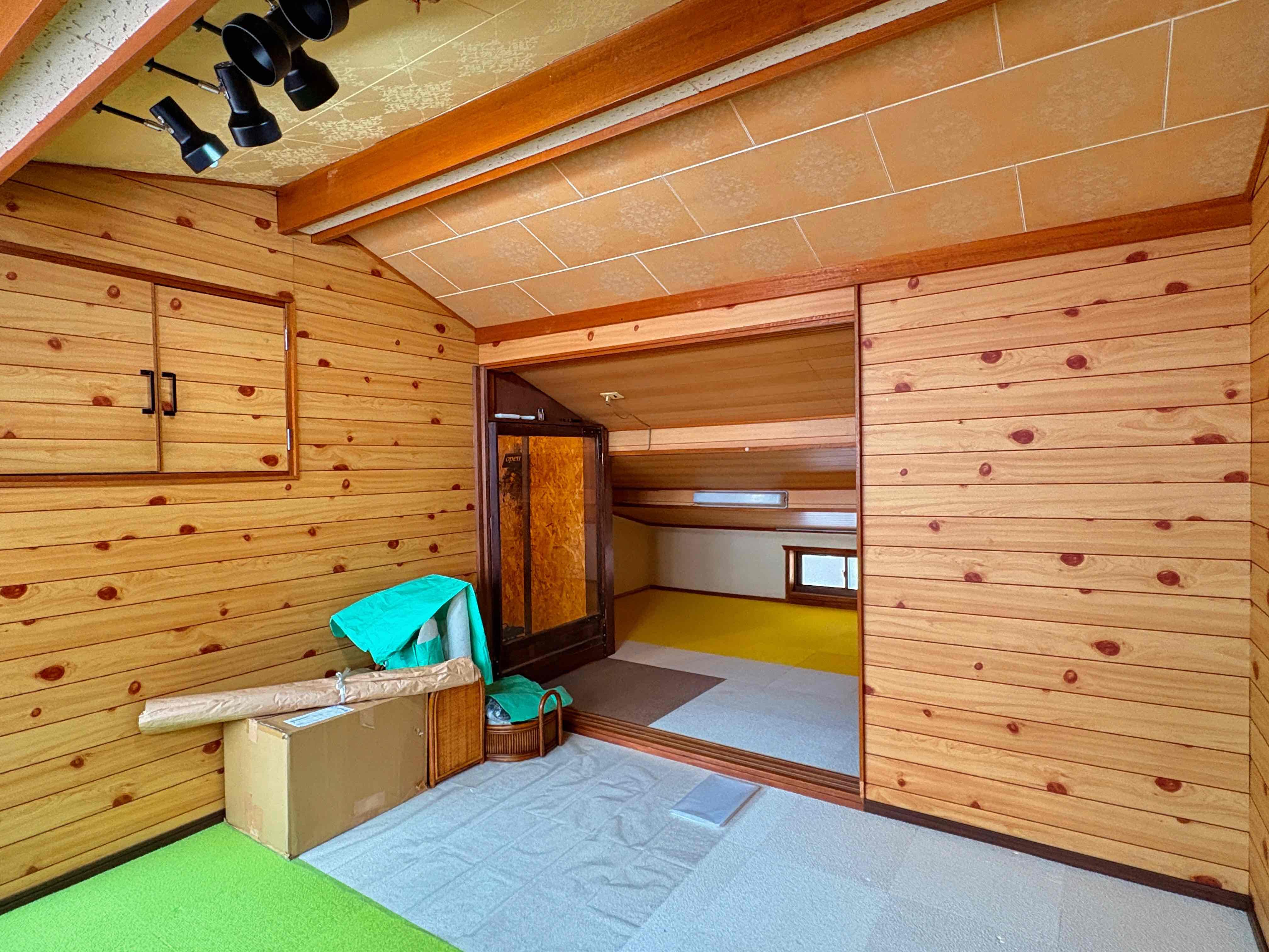 京都市上京区上立売東町29の賃貸物件/写真中央にある高さ約1.5m程の出入口はガラス張り。出入りの際は頭上にご注意を。